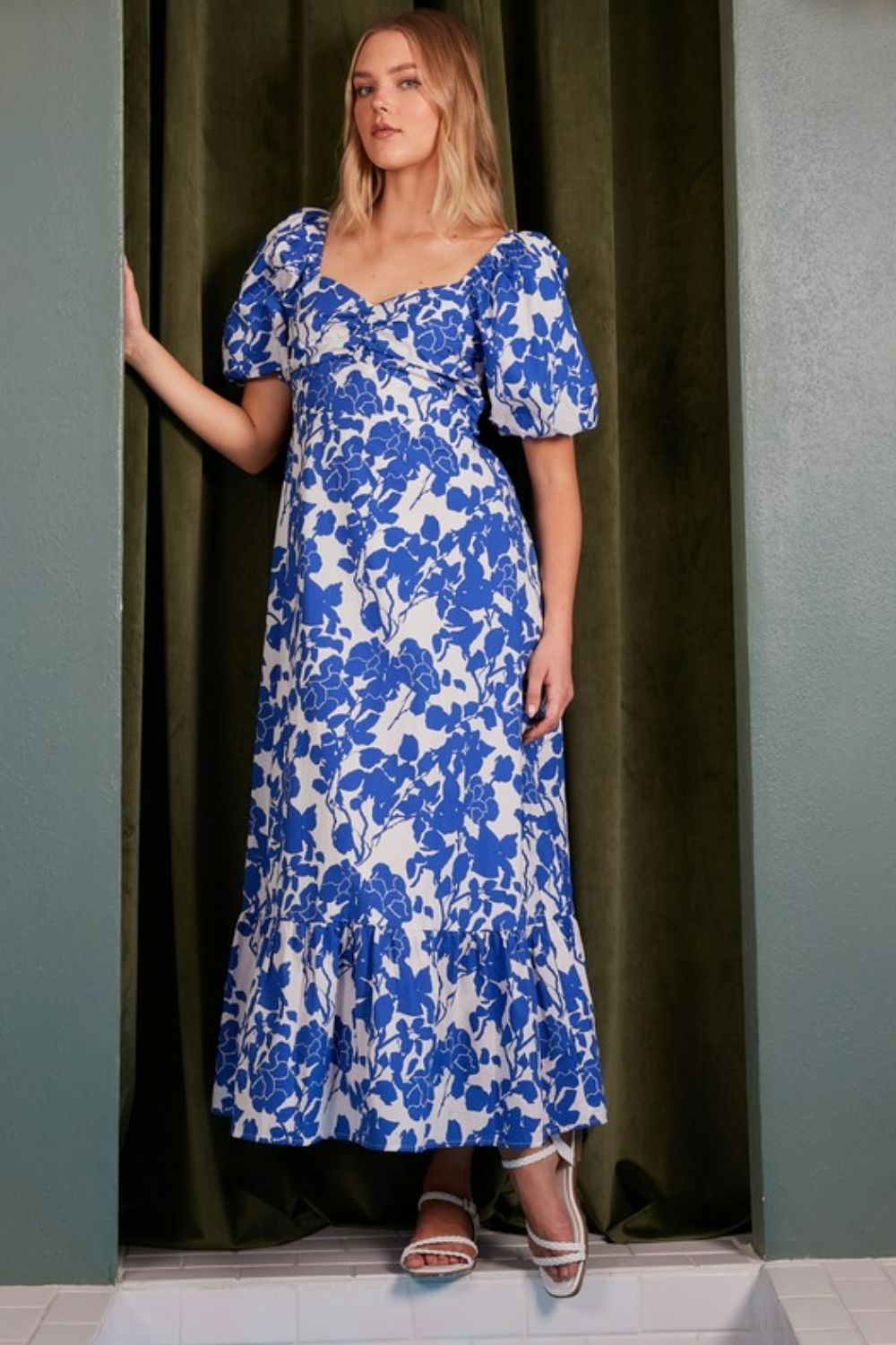 New Summer Cutout Back Floral Sweetheart Neck Puff Sleeve Dress – Unique, Romantic and Trendy Floral Dress with Puff Sleeves and Cutout Back